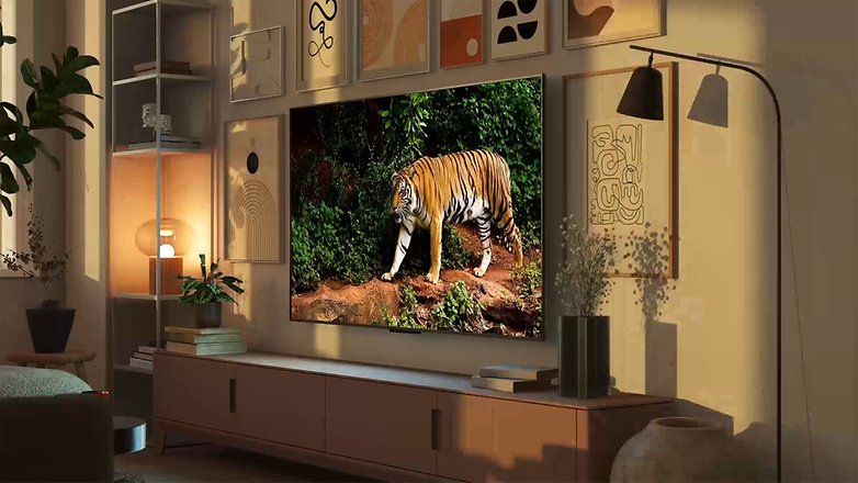 Ein Smart-TV, der einen Tiger in einem Wohnzimmer mit dekorativen Elementen zeigt.