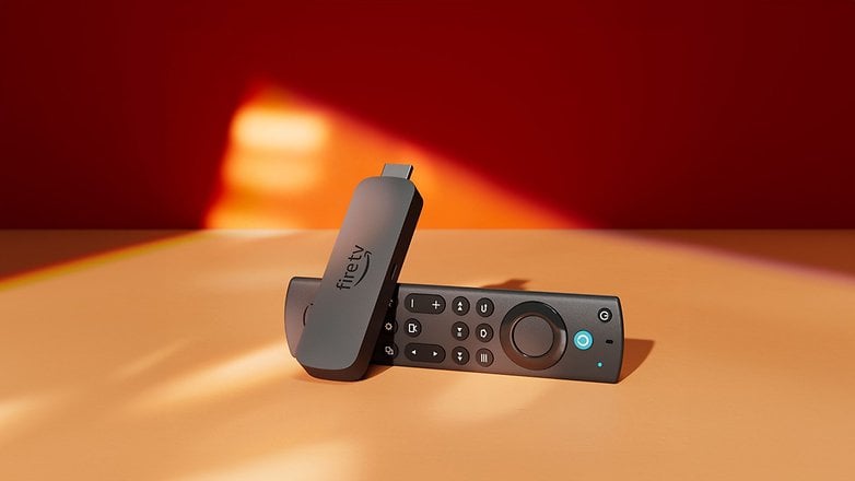 Amazon Fire TV Stick 4K Max und Fernbedienung auf einem bunten Hintergrund. Amazon Fire TV Stick 4K Max und Fernbedienung auf einem bunten Hintergrund.