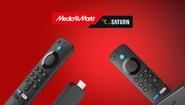 Zwei Amazon Fire TV Stick Fernbedienungen auf rotem Hintergrund, mit den Logos von MediaMarkt und Saturn oben.