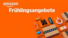 Amazon-Logo mit dem Text 'Frühlingsangebote' auf orangefarbenem Hintergrund, mit verschiedenen Produkten und Paketen.