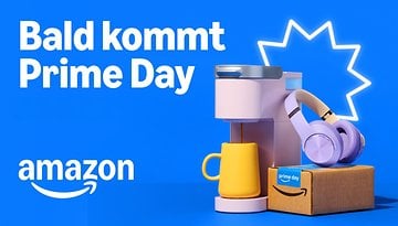 Kaffeebereiter, gelbe Tasse, Kopfhörer und ein Paket mit 'Prime Day' auf blauem Hintergrund. Text: 'Bald kommt Prime Day'.