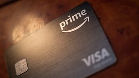 Nahaufnahme einer Amazon Prime Visa-Karte mit sichtbarem Logo und Kartendetails.