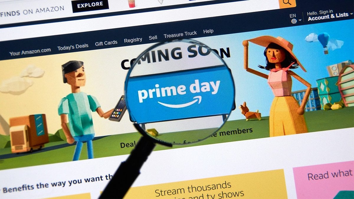 Publicité pour le Prime Day d'Amazon avec une loupe soulignant 'prime day'.