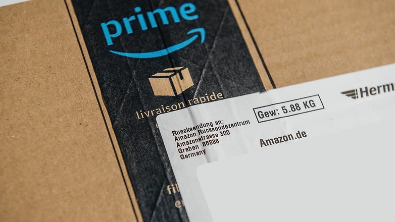 Amazon Prime-Paket mit Versandetikett und Rücksendeinformationen.
