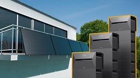 Anker Solix 3 Pro-Photovoltaikanlagen auf einem Balkon mit gestapelten Energiespeichereinheiten.
