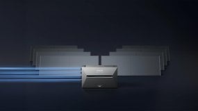 Anker Solix 3 Pro mit Solarpanelen, die Licht abstrahlen, vor dunklem Hintergrund.