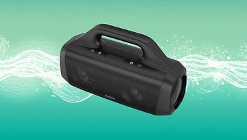 Ein schwarzer Anker Soundcore Motion Boom Bluetooth-Lautsprecher auf grünem Hintergrund.