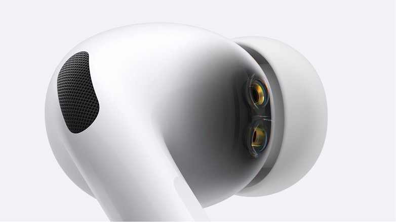 Nahaufnahme der Apple AirPods Pro 3, die das Design und die Lautsprecherkomponenten zeigt. Nahaufnahme der Apple AirPods Pro 3, die das Design und die Lautsprecherkomponenten zeigt.