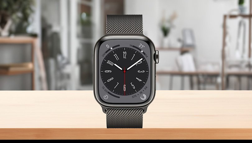 Apple Watch Series 8 milanaise on desk