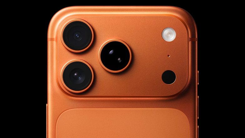 Nahaufnahme des Kameramoduls eines orangefarbenen iPhone 17 Pro. Nahaufnahme des Kameramoduls eines orangefarbenen iPhone 17 Pro.