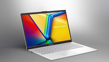 Asus VivoBook Go 15 vor grauem Hintergrund