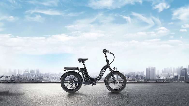 Ein schwarzes Avaka-E-Bike, das auf einem Dach mit einer Stadtsilhouette im Hintergrund geparkt ist. Ein schwarzes Avaka-E-Bike, das auf einem Dach mit einer Stadtsilhouette im Hintergrund geparkt ist.