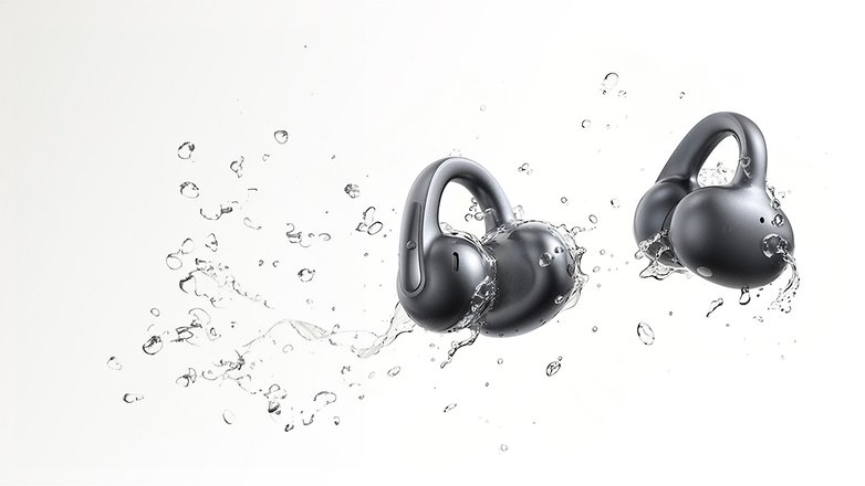 Offene Ohrhörer von Baseus, umgeben von Spritzwasser vor hellem Hintergrund. Offene Ohrhörer von Baseus, umgeben von Spritzwasser vor hellem Hintergrund.