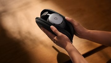 Eine Person hält die Baseus Inspire XH1 Over-Ear-Kopfhörer in einem Schutzetui.