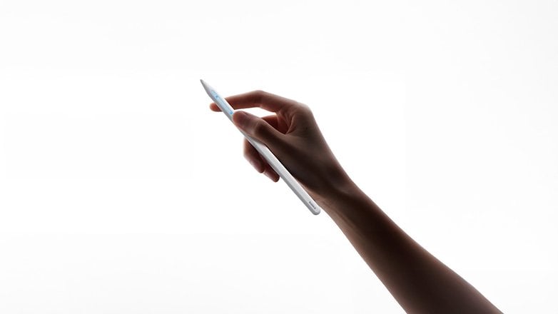 Eine Hand hält einen Baseus-Stylus vor einem weißen Hintergrund. Eine Hand hält einen Baseus-Stylus vor einem weißen Hintergrund.