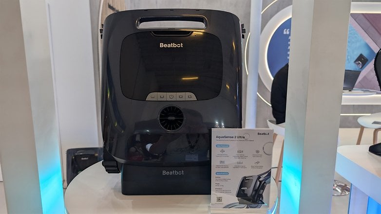 Eine Vorderansicht des Beatbot AquaSense 2 Ultra Geräts auf einem Display mit einer Werbekarte. Eine Vorderansicht des Beatbot AquaSense 2 Ultra Geräts auf einem Display mit einer Werbekarte.