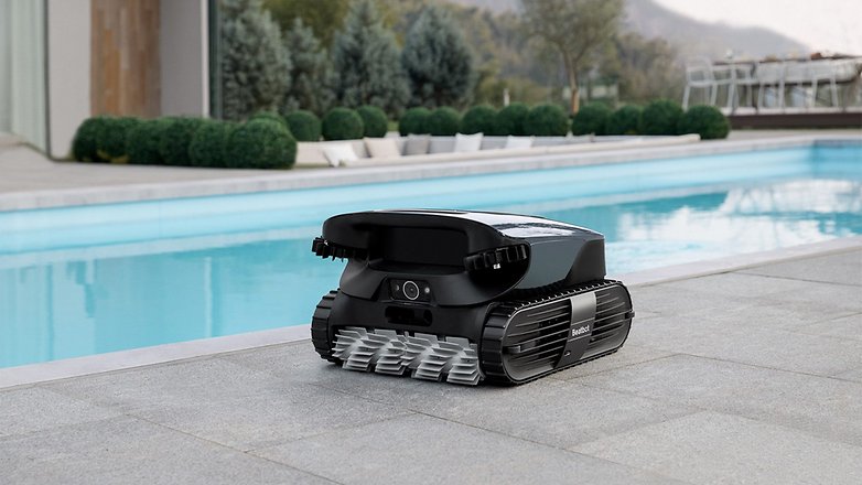 Ein schwarzer BeatBot Aquasense 2 Ultra Poolreiniger neben einem Schwimmbecken.