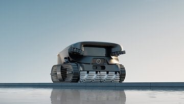 Ein schlanker schwarzer Unterwasserroboter mit kettenähnlichen Raupen, der am Rand des Wassers positioniert ist.