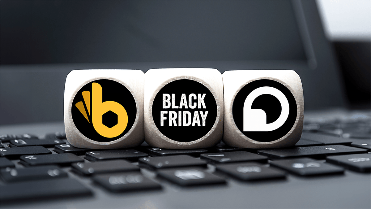 Drei Würfel mit Logos auf einer Tastatur: 'B', 'BLACK FRIDAY' und ein drittes Logo.