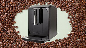 Eine schwarze Bosch-Kaffeemaschine, umgeben von Kaffeebohnen.