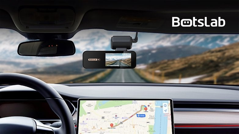 Eine Dashboard-Ansicht eines Autos mit einer BotsLab-Dashcam und einer Navigationskarte. Eine Dashboard-Ansicht eines Autos mit einer BotsLab-Dashcam und einer Navigationskarte.