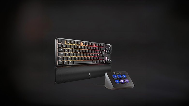 Eine Corsair K70 Core TKL Mechanik Tastatur und ein Elgato Stream Deck Mini vor einem dunklen Hintergrund. Eine Corsair K70 Core TKL Mechanik Tastatur und ein Elgato Stream Deck Mini vor einem dunklen Hintergrund.