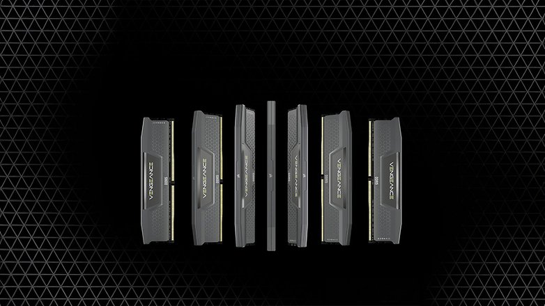 Corsair Vengeance RAM-Riegel in einer Reihe vor einem schwarzen geometrischen Hintergrund.