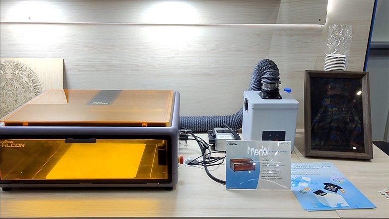 Creality Falcon A1 3D-Drucker mit Belüftungssystem und Informationsanzeige auf einem Holztisch.