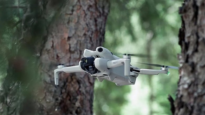 Eine DJI Mini 4 Pro-Drohne fliegt durch Bäume in einem Wald. Eine DJI Mini 4 Pro-Drohne fliegt durch Bäume in einem Wald.