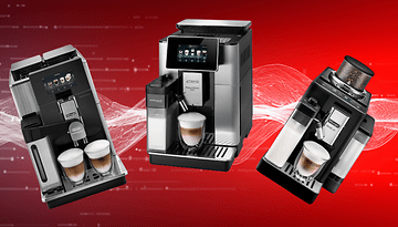 Kaffeevollautomaten von DeLonghi vor einem roten Hintergrund