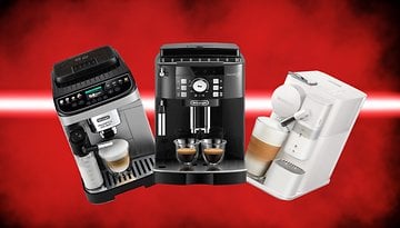 Drei De'Longhi-Kaffeemaschinen auf rotem Hintergrund.
