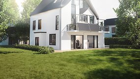 EcoFlow Balkonkraftwerk an einem weißen Haus mit grünem Garten