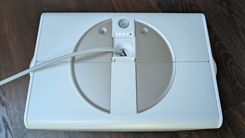 Ecovacs Winbot W2S Omni Fensterputzroboter mit einem Einschaltknopf und Schlauchanschluss. Ecovacs Winbot W2S Omni Fensterputzroboter mit einem Einschaltknopf und Schlauchanschluss.