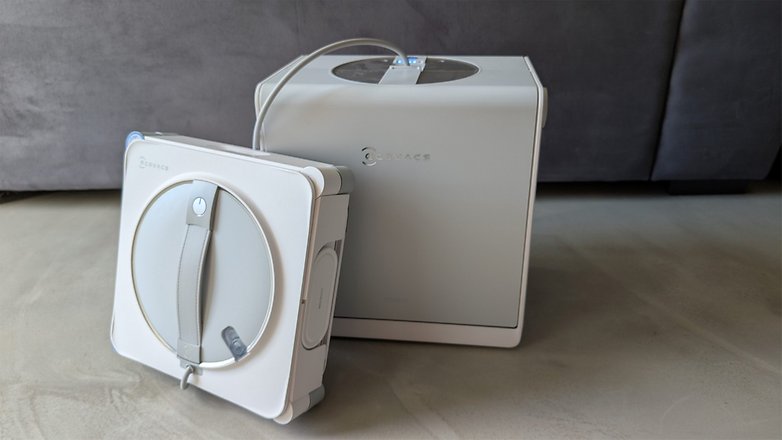 Ecovacs Fensterputzroboter Modell Winbot W2S Omni neben seiner Ladestation. Ecovacs Fensterputzroboter Modell Winbot W2S Omni neben seiner Ladestation.