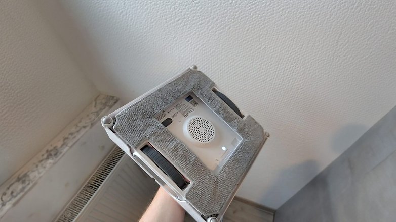 Eine Person hält den Ecovacs Winbot W2 Pro Omni Fensterreinigungsroboter. Eine Person hält den Ecovacs Winbot W2 Pro Omni Fensterreinigungsroboter.