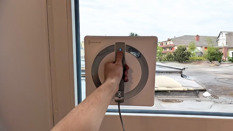 Eine Person benutzt einen Ecovacs Winbot W2 Pro Omni Fensterreinigungsroboter und hält ihn an ein Fenster. Eine Person benutzt einen Ecovacs Winbot W2 Pro Omni Fensterreinigungsroboter und hält ihn an ein Fenster.
