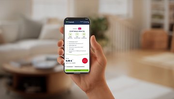 Eine Person hält ein Smartphone, das einen freenet-Plan für 25 GB Telekom Allnet Flat für 9,99 € zeigt.