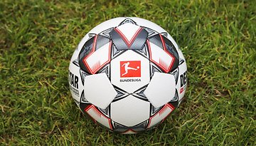 Eine Nahaufnahme eines Bundesliga-Fußballs auf Gras.