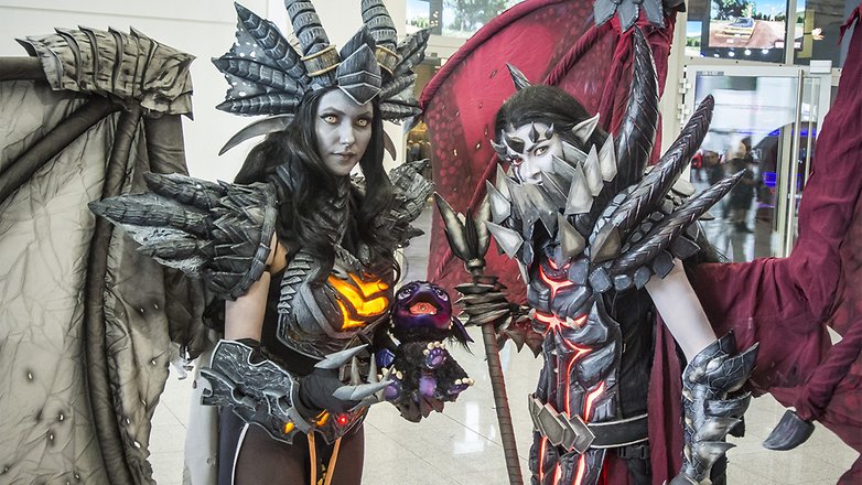 Deux cosplayers photographies à la Gamescom 2017.