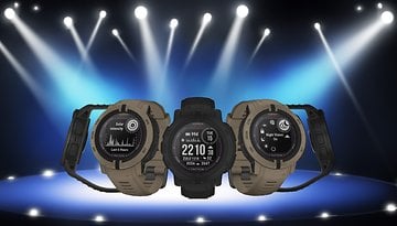 Drei Garmin Instinct 2 Solar Tactical-Uhren unter Scheinwerferlicht, die verschiedene Funktionen auf ihren Bildschirmen zeigen.