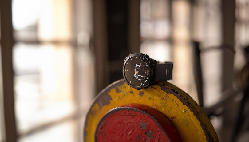 Besser wird’s nicht: Garmin Fenix 8 in diesem Preis-Knaller sichern! Garmin fenix 8 auf einer hantel