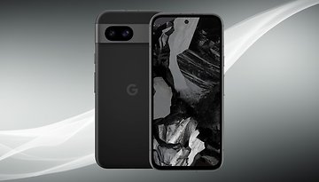 Google Pixel 8a vor Weiß-grauem-Hintergrund