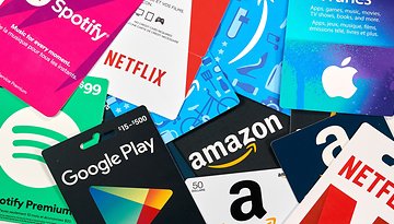 Eine Sammlung von verschiedenen Geschenkkarten, darunter Amazon, Apple, Spotify, Netflix und Google Play.