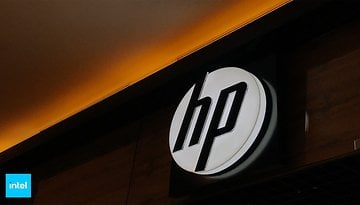 HP-Logo an einer Wand mit einem Intel-Logo in der unteren linken Ecke.