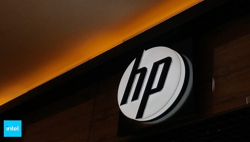 Intel-Power zum Sparpreis: Diese Laptops lohnen sich jetzt richtig HP Logo Intel Logo on wall