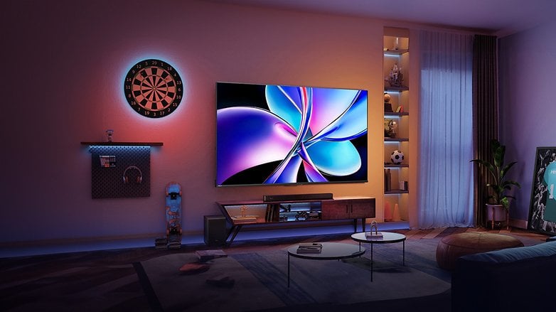 Ein Hisense E7Q Pro Smart-TV, der lebendige Farben in einem stilvollen Wohnzimmer mit modernem Dekor anzeigt. Ein Hisense E7Q Pro Smart-TV, der lebendige Farben in einem stilvollen Wohnzimmer mit modernem Dekor anzeigt.