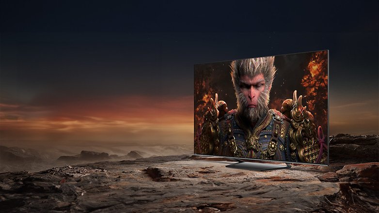 Ein Hisense U7NQ-Fernseher zeigt eine Figur aus Black Myth: Wukong in einer felsigen Landschaft bei Sonnenuntergang.