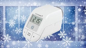 Homematic IP-Thermostat zeigt 21,5°C auf einem verschneiten Hintergrund.