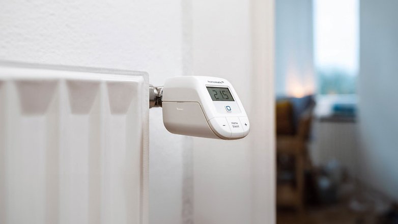Ein Homematic IP Basic-Thermostat, das an einem Heizkörper befestigt ist und eine Temperatur von 21,5 °C anzeigt. Ein Homematic IP Basic-Thermostat, das an einem Heizkörper befestigt ist und eine Temperatur von 21,5 °C anzeigt.