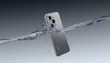 Ein Smartphone, das teilweise unter Wasser ist und sein Design und seine Funktionen zeigt.